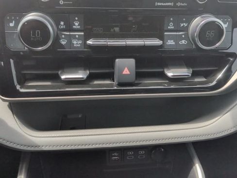 Used 2022 Toyota Highlander XLE FWD image 25