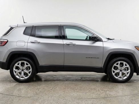 Used 2025 Jeep Compass Latitude image 11