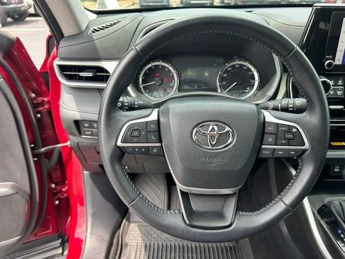 Used 2025 Toyota Highlander XLE AWD/4WD image 23
