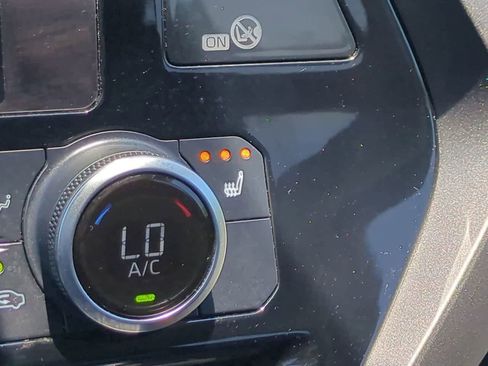 Used 2023 Toyota Highlander XLE FWD image 23