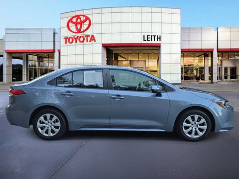 Used 2022 Toyota Corolla LE image 4