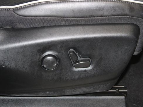Used 2023 Chrysler Pacifica Limited FWD image 28