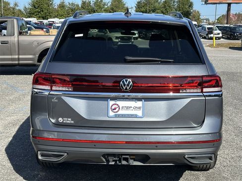 Used 2025 Volkswagen Atlas SE image 7