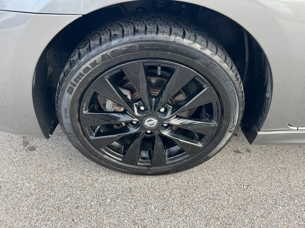 Used 2018 Nissan Sentra SR w/ Electronics Package FWD image 12