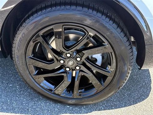 New 2025 Land Rover Discovery Dynamic SE image 3