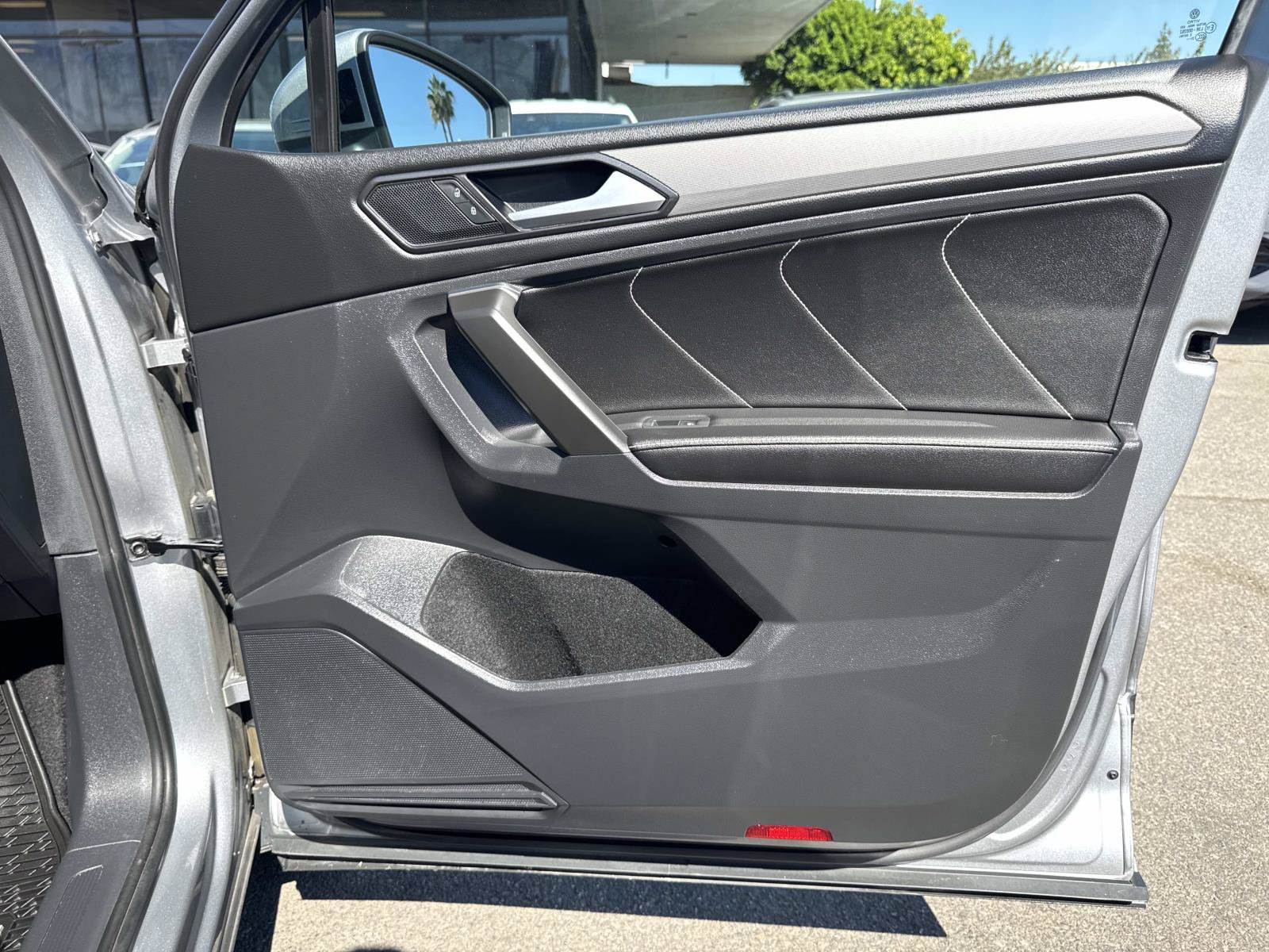 Certified 2022 Volkswagen Tiguan SE w/ Panoramic Sunroof Package FWD image 34