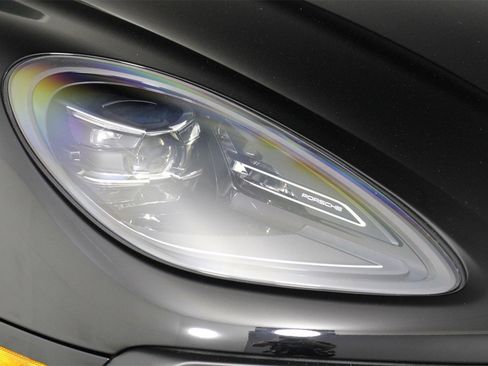 Used 2025 Porsche Macan image 28