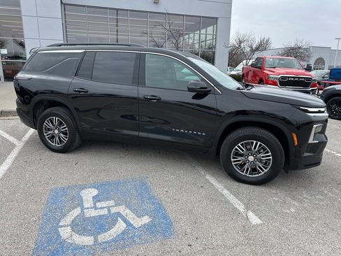 Used 2025 Chevrolet Traverse LT image 34