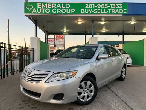 Used 2011 Toyota Camry LE image 1