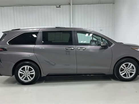 Used 2023 Toyota Sienna Limited image 7