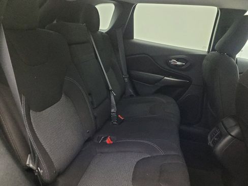 Used 2019 Jeep Cherokee Latitude w/ Popular Appearance Group FWD image 19