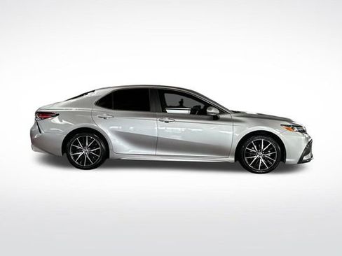 Used 2022 Toyota Camry SE FWD image 3