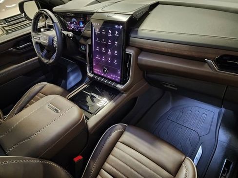 Certified 2025 GMC Yukon Denali Ultimate AWD/4WD image 22