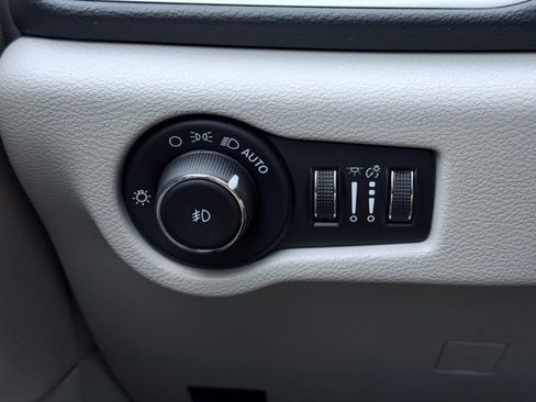 Used 2023 Chrysler Pacifica Touring-L FWD image 35