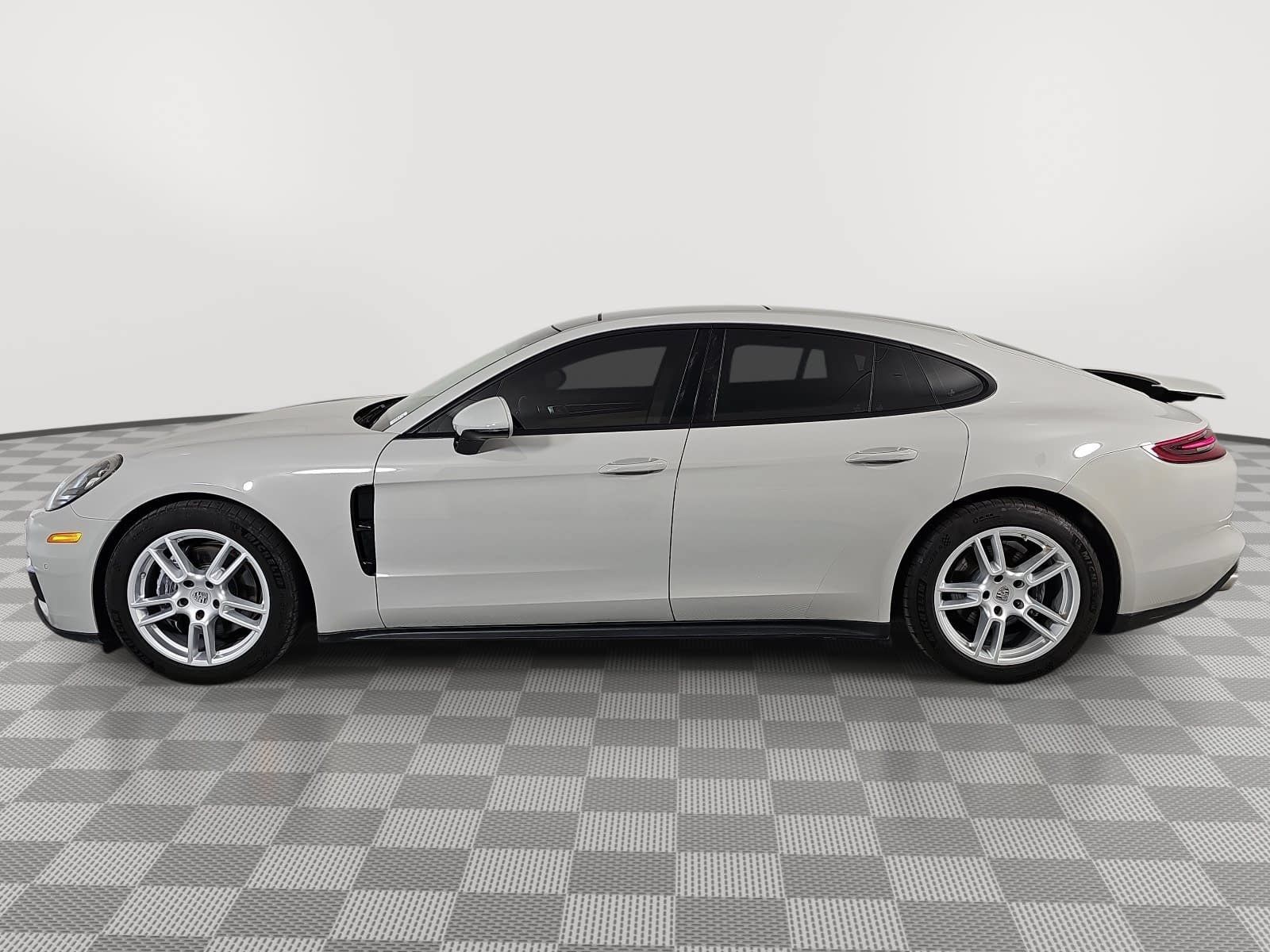 Used 2018 Porsche Panamera w/ Premium Package Plus RWD image 5