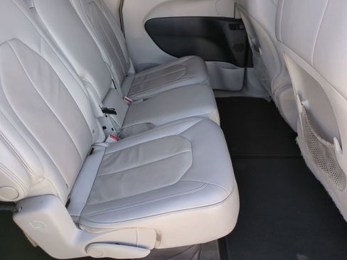 Used 2017 Chrysler Pacifica Touring-L image 20