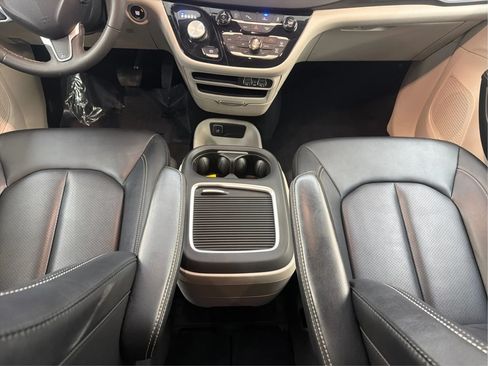 Used 2024 Chrysler Pacifica Touring-L FWD image 22