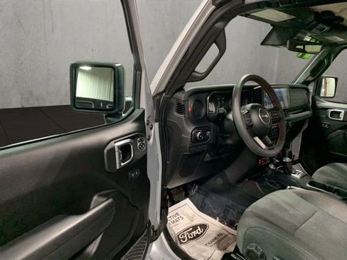 Used 2024 Jeep Wrangler Unlimited Rubicon w/ Technology Group image 19