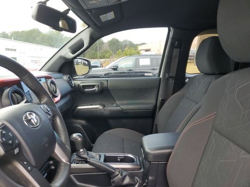 Used 2017 Toyota Tacoma TRD Sport w/ Premium & Technology Package image 15