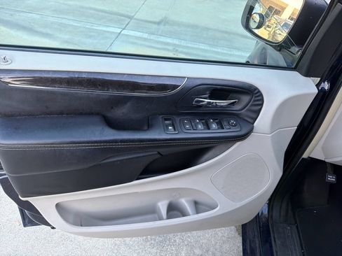 Used 2016 Chrysler Town & Country Touring FWD image 16