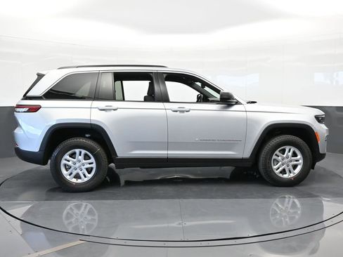 Used 2024 Jeep Grand Cherokee Laredo w/ Trailer Tow Package image 7