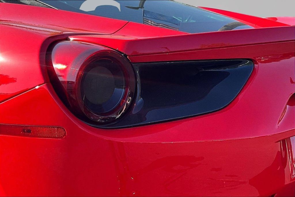 Used 2018 Ferrari 488 GTB RWD image 18