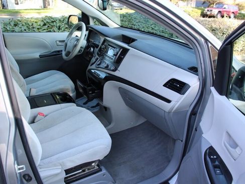 Used 2011 Toyota Sienna LE image 14