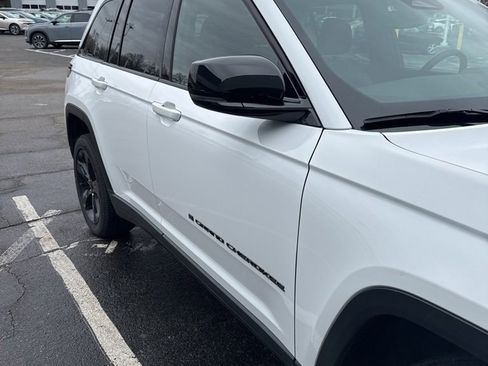 Used 2023 Jeep Grand Cherokee Altitude image 3
