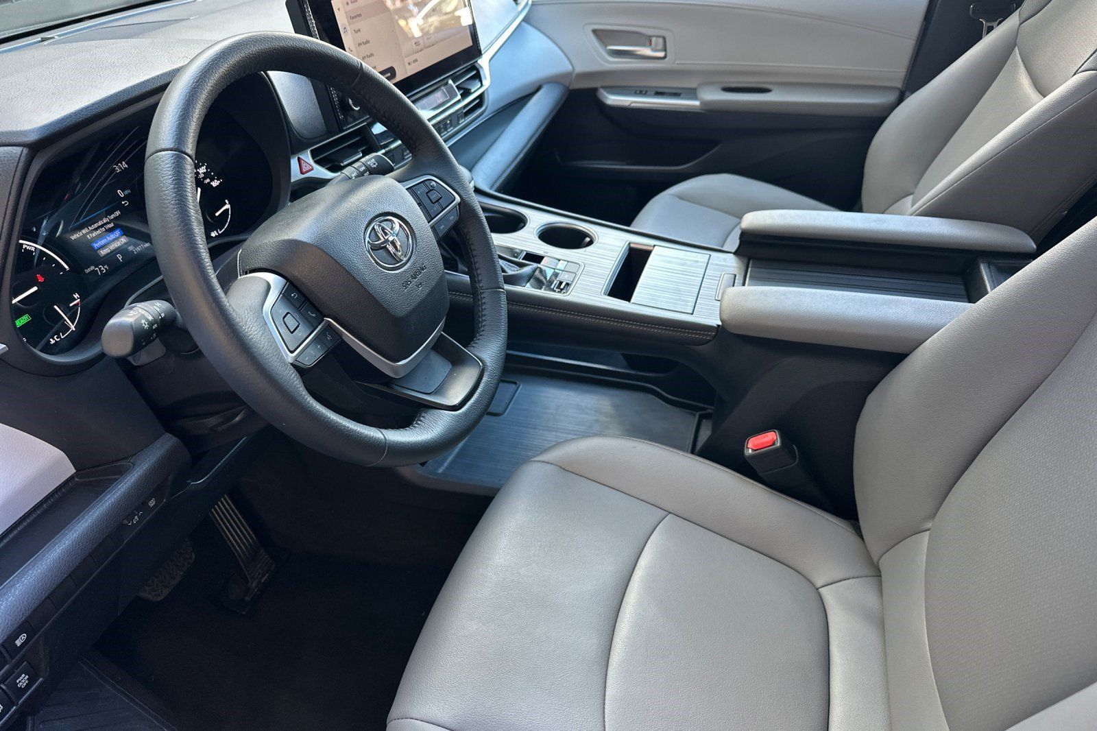 Used 2026 Toyota Sienna XLE FWD image 4