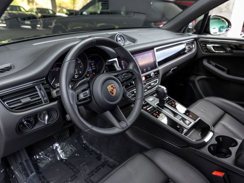 Certified 2026 Porsche Macan AWD/4WD image 4