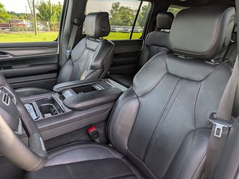 Used 2024 Jeep Wagoneer L Series II w/ Flexible Seating Group AWD/4WD image 12