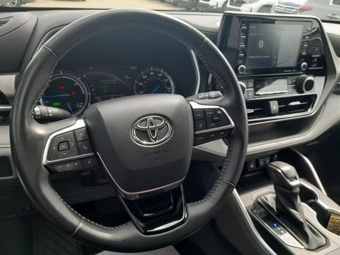 Used 2021 Toyota Highlander XLE AWD/4WD image 11