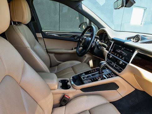 Used 2022 Porsche Macan w/ Premium Package Plus AWD/4WD image 18