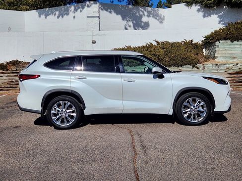 Used 2023 Toyota Highlander Limited image 2