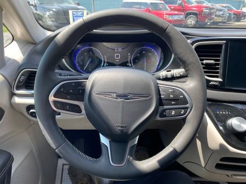 Used 2024 Chrysler Pacifica Touring-L FWD image 6