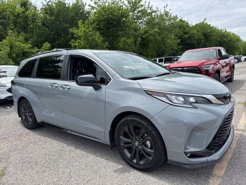 Used 2023 Toyota Sienna XSE FWD image 1