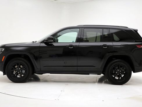 Used 2025 Jeep Grand Cherokee Altitude AWD/4WD image 5