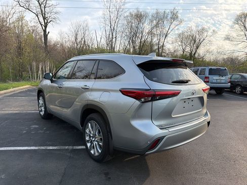 Used 2021 Toyota Highlander Platinum image 4
