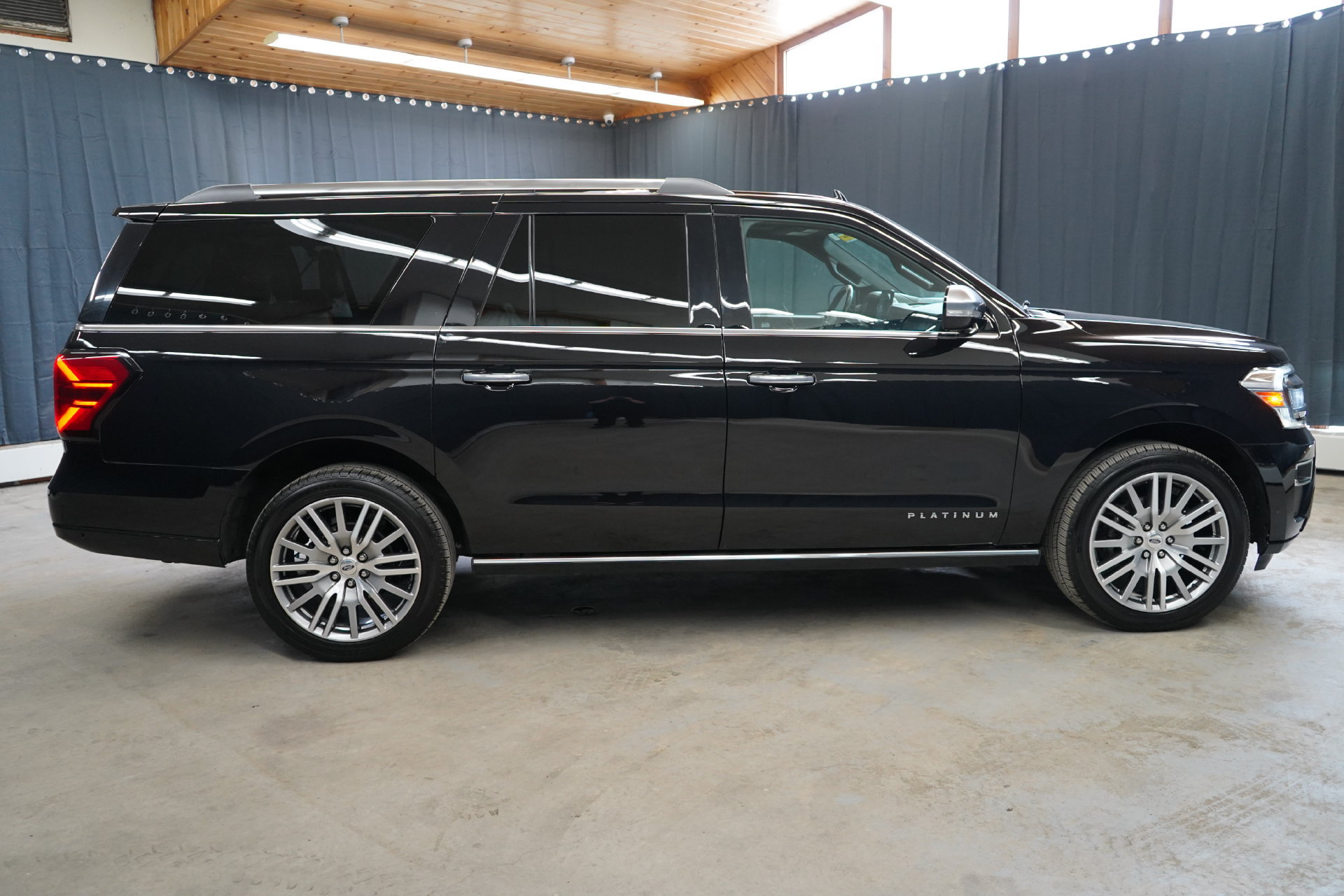 Used 2024 Ford Expedition Max Platinum AWD/4WD image 8