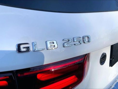 Used 2025 Mercedes-Benz GLB 250 4MATIC image 8