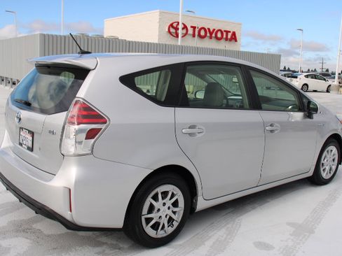 Used 2017 Toyota Prius V Five image 3
