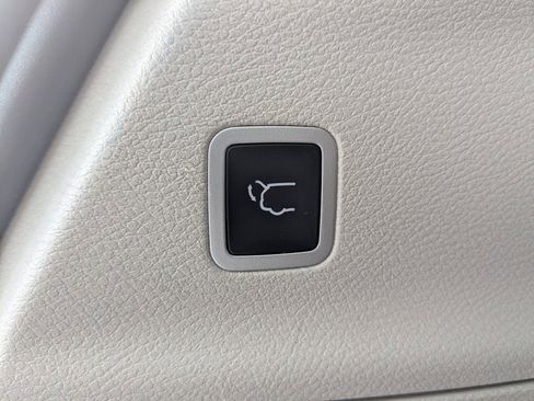 Used 2024 Chrysler Pacifica Touring-L image 14