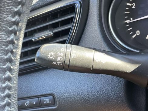 Used 2018 Nissan Rogue SV image 19