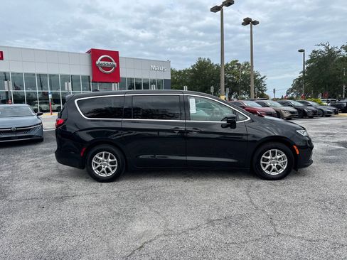 Used 2023 Chrysler Pacifica Touring-L FWD image 9