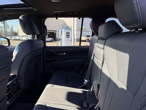 Used 2024 Lexus LX 600 4WD w/ Luxury Package image 17