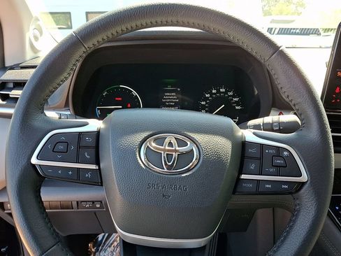 Certified 2024 Toyota Sienna XLE w/ XLE Plus Package AWD/4WD image 22