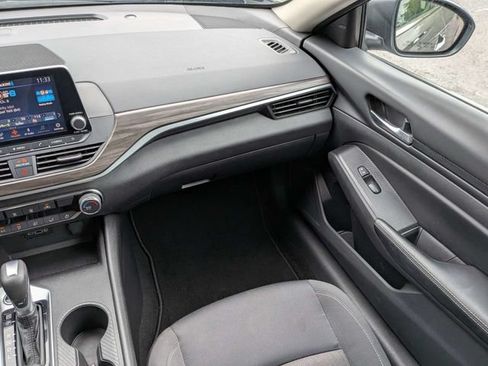 Used 2025 Nissan Altima 2.5 SV FWD image 19
