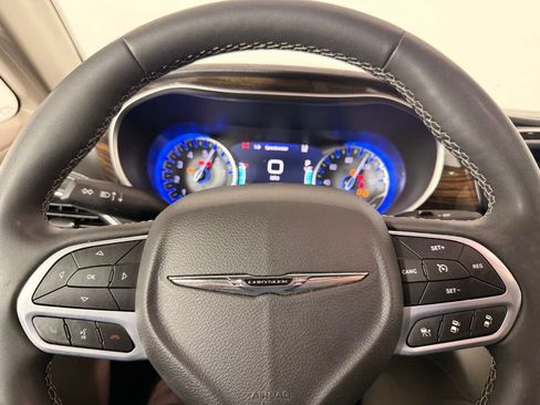 Used 2023 Chrysler Pacifica Limited FWD image 32