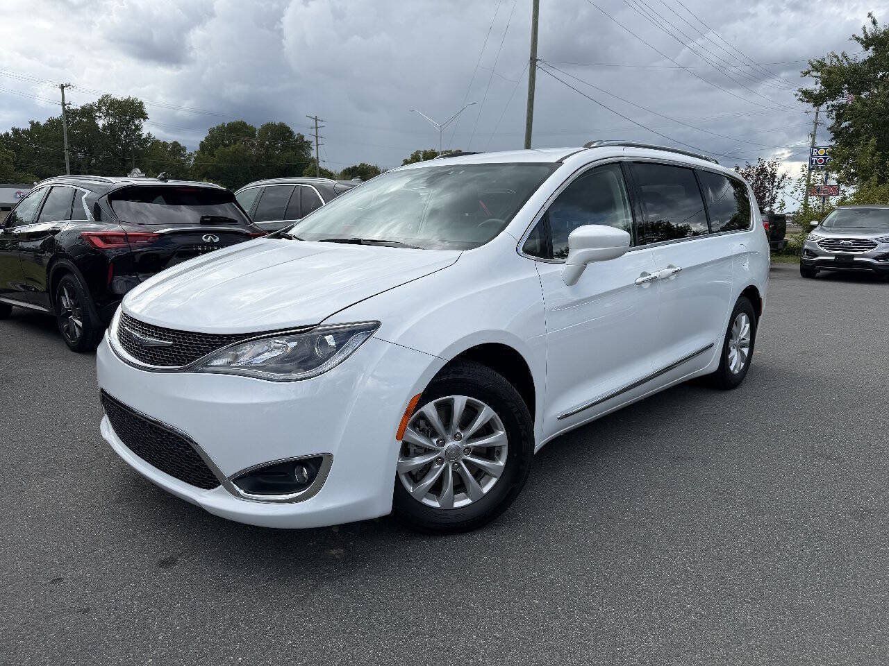 Used 2018 Chrysler Pacifica Touring-L FWD image 1