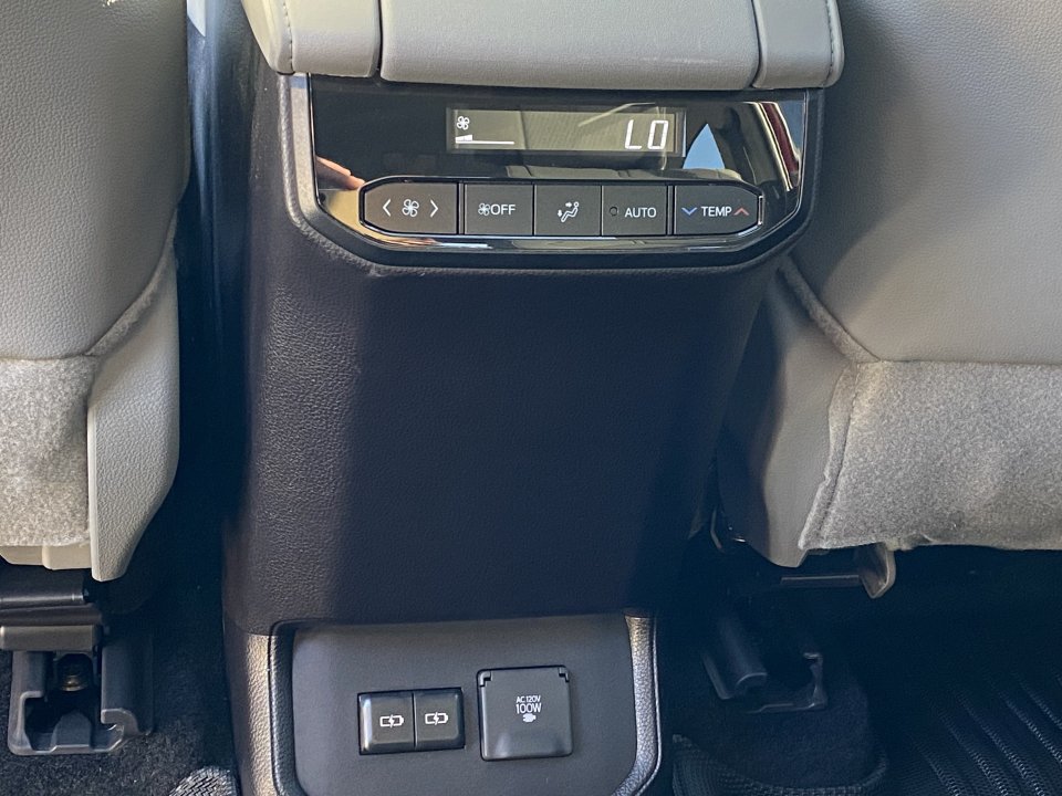 Used 2025 Toyota Highlander Limited AWD/4WD image 22